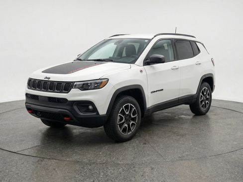 Used 2025 Jeep Compass Trailhawk AWD/4WD image 3
