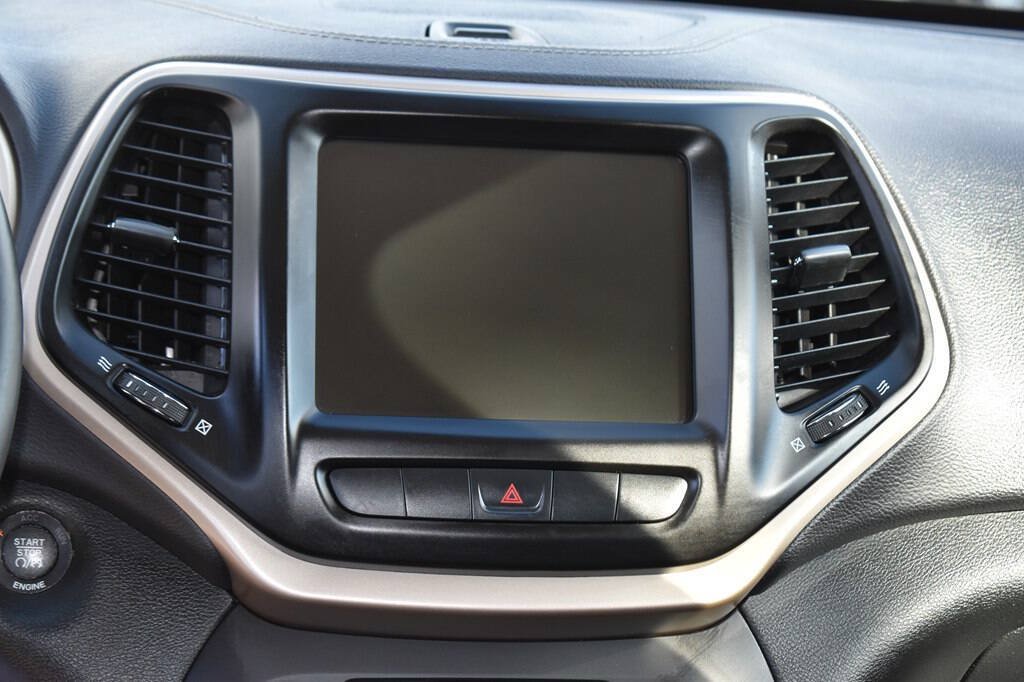 Used 2015 Jeep Cherokee Latitude w/ Comfort/Convenience Group AWD/4WD image 17