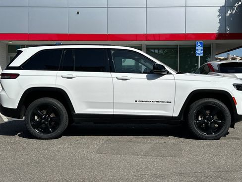 Used 2022 Jeep Grand Cherokee Altitude AWD/4WD image 1