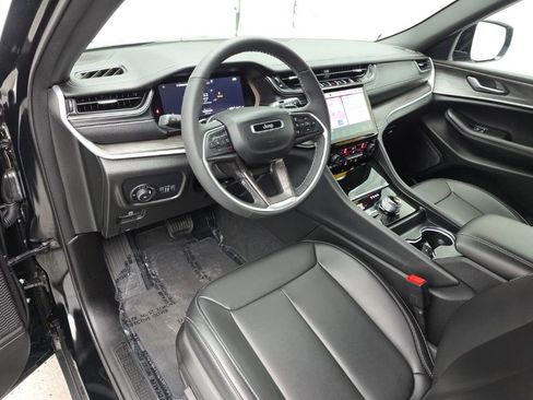 Used 2025 Jeep Grand Cherokee Limited image 16