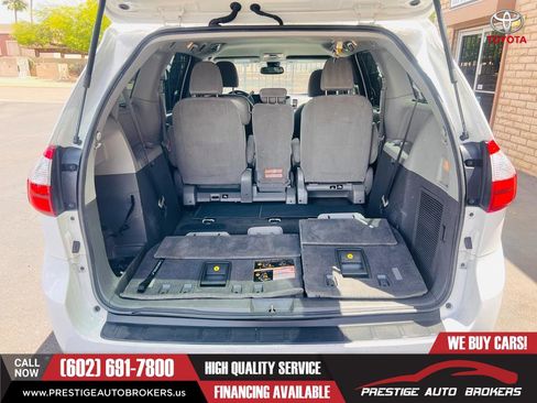 Used 2018 Toyota Sienna LE w/ Carpet Mat Package FWD image 12