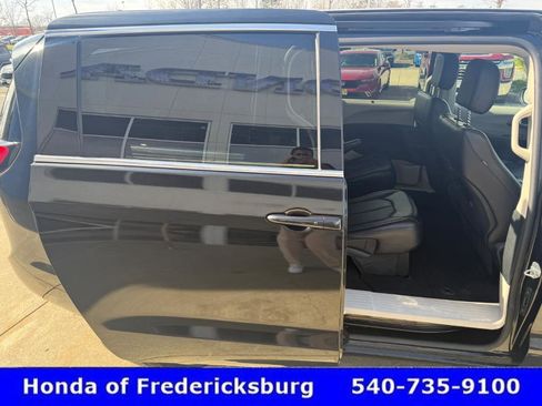 Used 2023 Chrysler Pacifica Touring-L image 17