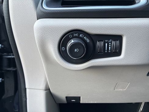 Used 2023 Chrysler Pacifica Touring-L image 13