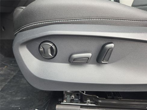 New 2025 Volkswagen Taos SEL image 14