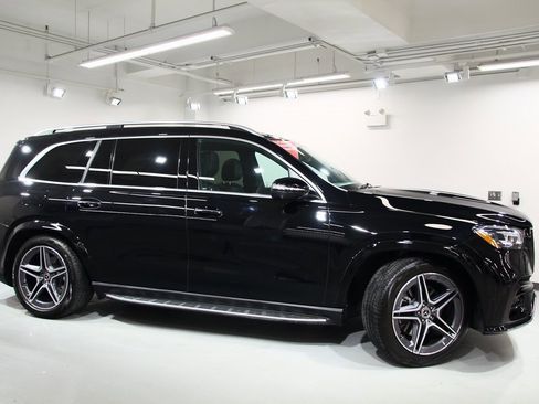 Used 2025 Mercedes-Benz GLS 450 4MATIC image 9