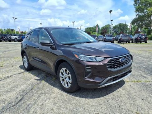 Used 2023 Ford Escape Active AWD/4WD image 3