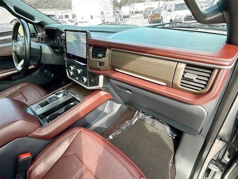 Used 2022 Ford Expedition Max Limited image 34