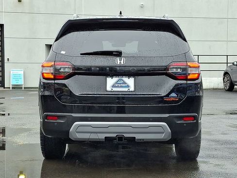 Certified 2025 Honda Pilot TrailSport image 5
