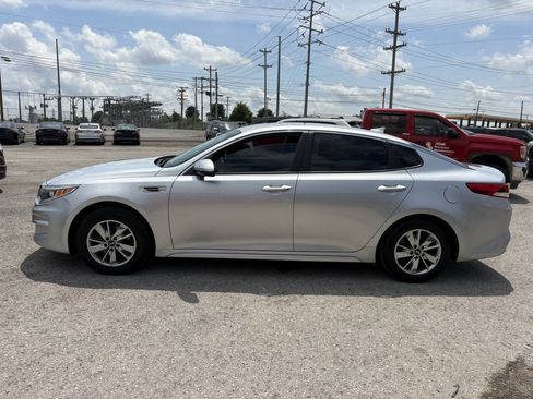 Used 2017 Kia Optima LX FWD image 2