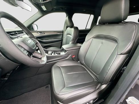 New 2025 Jeep Grand Cherokee Limited image 15