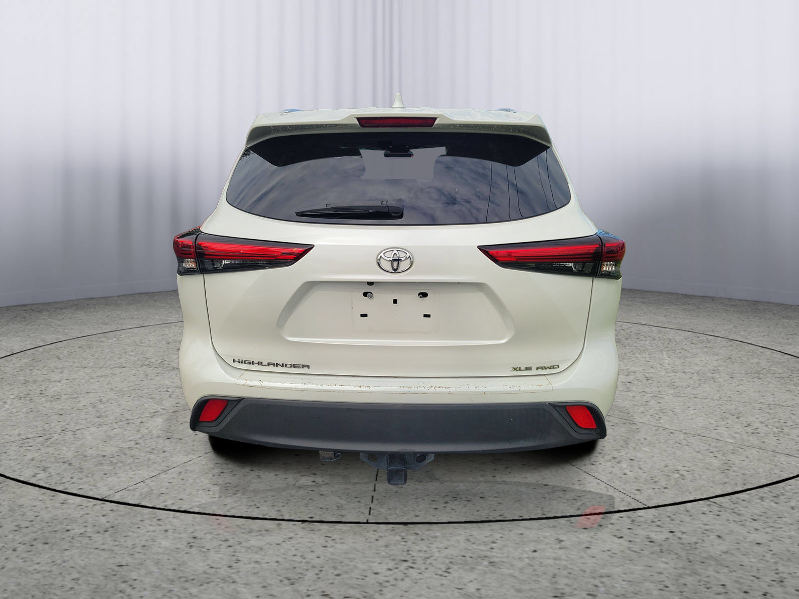 Used 2020 Toyota Highlander XLE AWD/4WD image 3