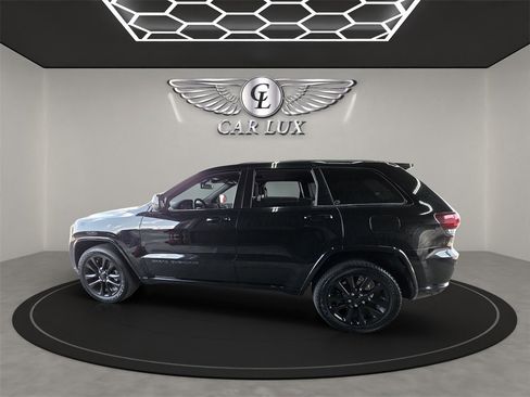 Used 2020 Jeep Grand Cherokee Altitude image 3