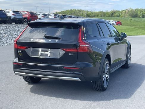 Used 2025 Volvo V60 B5 Cross Country Plus AWD/4WD image 3