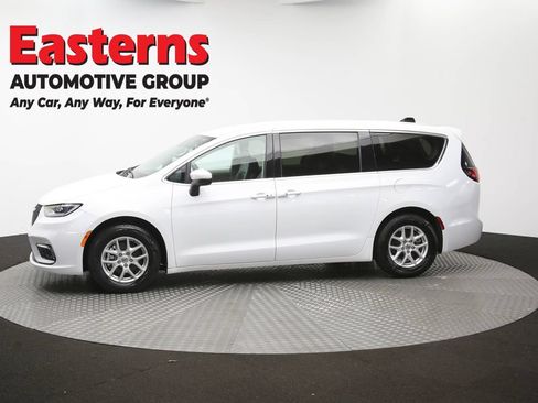 Used 2023 Chrysler Pacifica Touring-L FWD image 60