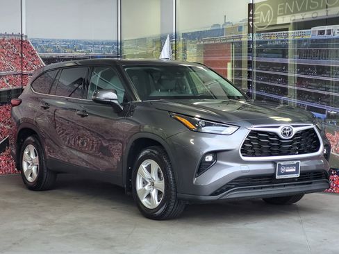 Certified 2022 Toyota Highlander LE image 1