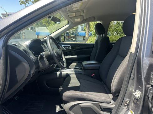 Used 2020 Nissan Pathfinder S FWD image 18