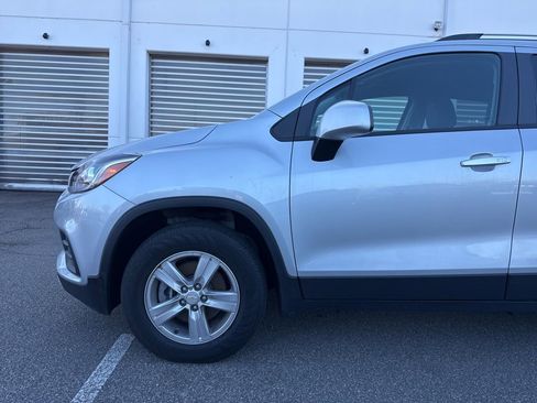 Used 2022 Chevrolet Trax LT w/ LT Convenience Package image 5