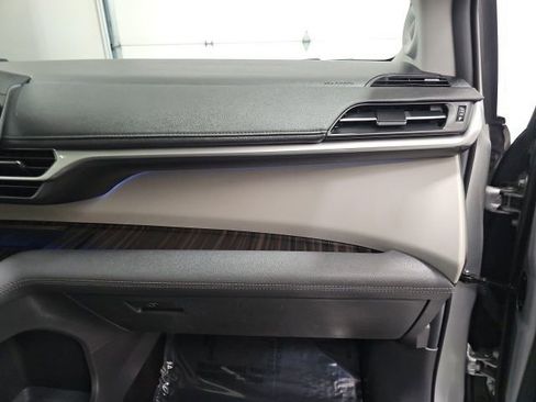 Used 2024 Toyota Sienna Limited image 42