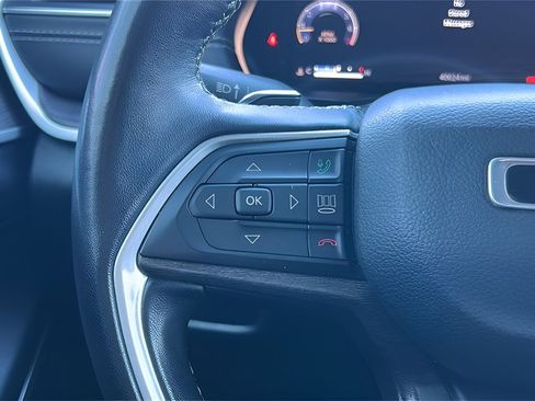 Used 2022 Jeep Grand Cherokee Limited image 23