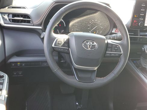 Used 2024 Toyota Sienna XSE w/ XSE Plus Package FWD image 10