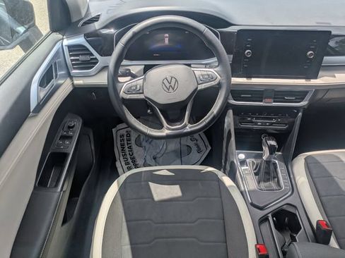 Used 2025 Volkswagen Taos SE FWD image 15