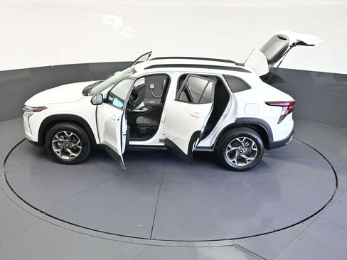 Used 2025 Chevrolet Trax LT FWD image 13