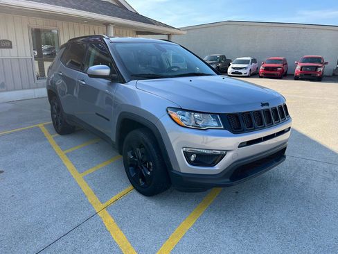 Used 2018 Jeep Compass Latitude w/ Popular Equipment Group AWD/4WD image 3