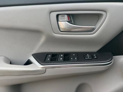 Used 2017 Toyota Camry image 11