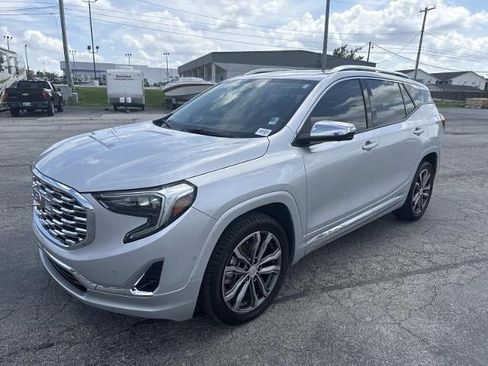 Used 2020 GMC Terrain Denali w/ Denali Premium Package FWD image 3
