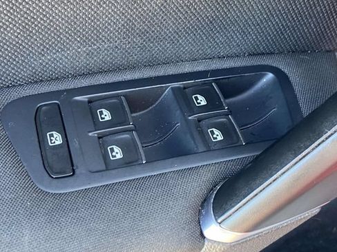 Used 2017 Volkswagen Golf 4-Door FWD image 18