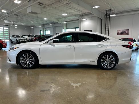 Used 2020 Lexus ES 300h w/ Premium Package FWD image 2