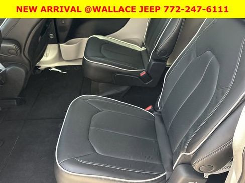 Used 2025 Jeep Wrangler Sahara image 32