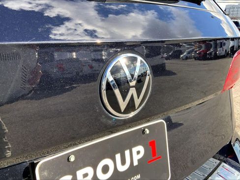 Used 2024 Volkswagen Taos SE w/ Black Wheel Package image 10