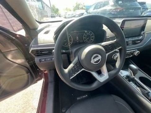 Used 2025 Nissan Altima 2.5 SV image 14