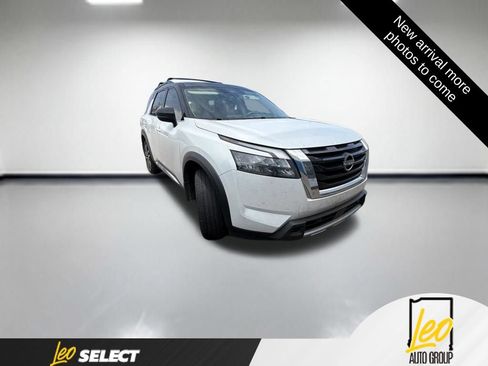 Used 2025 Nissan Pathfinder Platinum AWD/4WD image 4