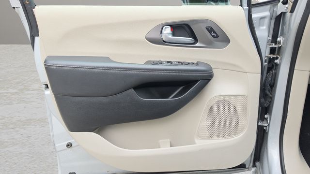 Used 2024 Chrysler Pacifica Touring-L FWD image 16