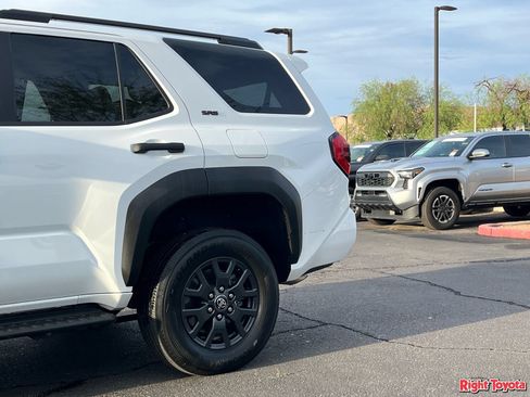 Certified 2025 Toyota 4Runner SR5 AWD/4WD image 11