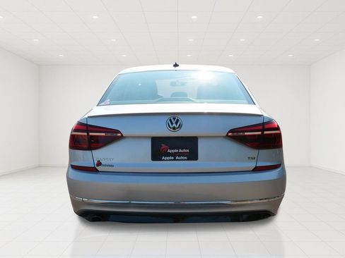 Used 2018 Volkswagen Passat 2.0T R-Line FWD image 5