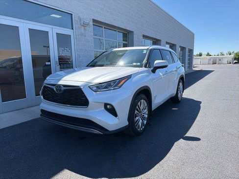 Certified 2024 Toyota Highlander Platinum AWD/4WD image 2