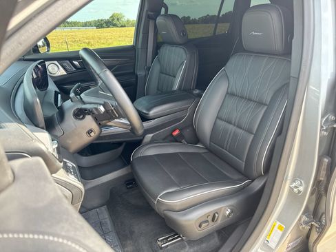 Used 2025 Buick Enclave Avenir w/ Super Cruise Package FWD image 11