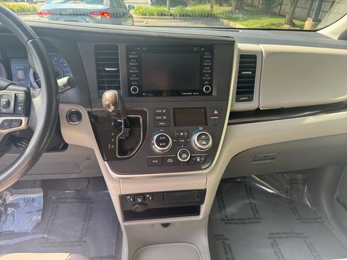 Used 2020 Toyota Sienna XLE w/ Carpet Mat Package FWD image 11