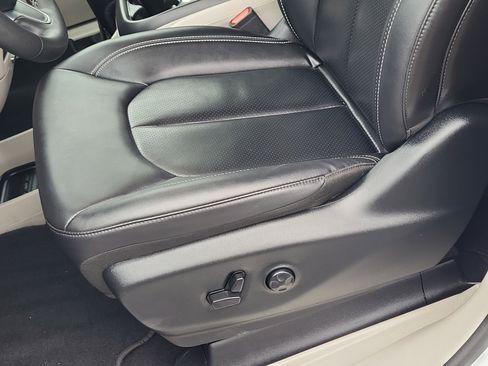 Used 2024 Chrysler Pacifica Touring-L image 22