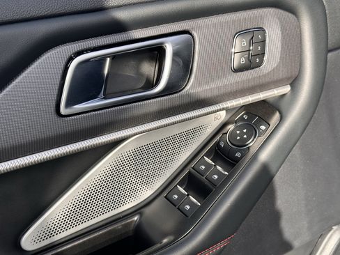 Used 2025 Ford Explorer ST image 5