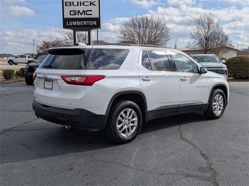 Used 2021 Chevrolet Traverse LT image 3