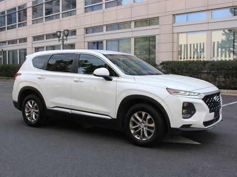 Used 2019 Hyundai Santa Fe SE image 2