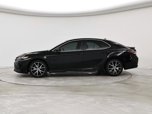 Used 2023 Toyota Camry SE image 2