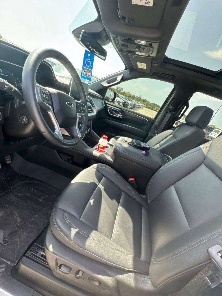Used 2023 Chevrolet Tahoe Z71 w/ Luxury Package AWD/4WD image 5