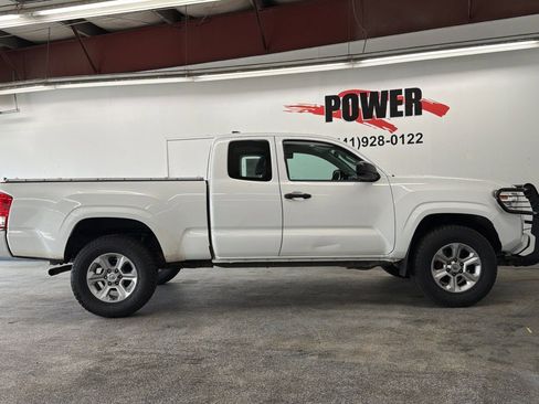 Used 2016 Toyota Tacoma SR image 2