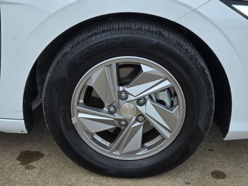 Certified 2025 Hyundai Elantra SE FWD image 8