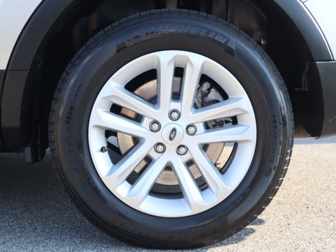 Used 2017 Ford Explorer XLT FWD image 11